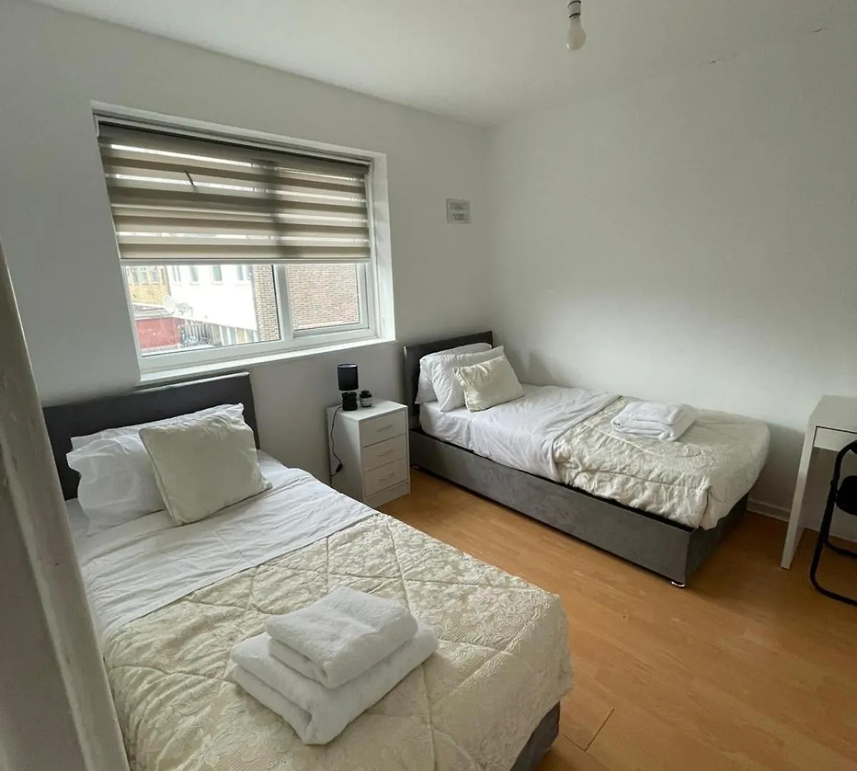 Lovely Spacious 3 Bedroom House With Sofa Bed, 30 Minutes From Central London