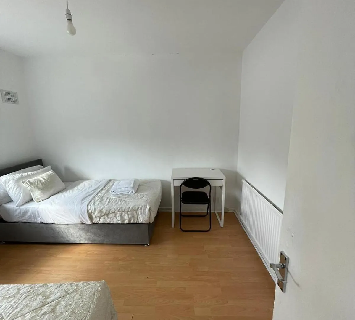 Lovely Spacious 3 Bedroom House With Sofa Bed, 30 Minutes From Central London 0*,