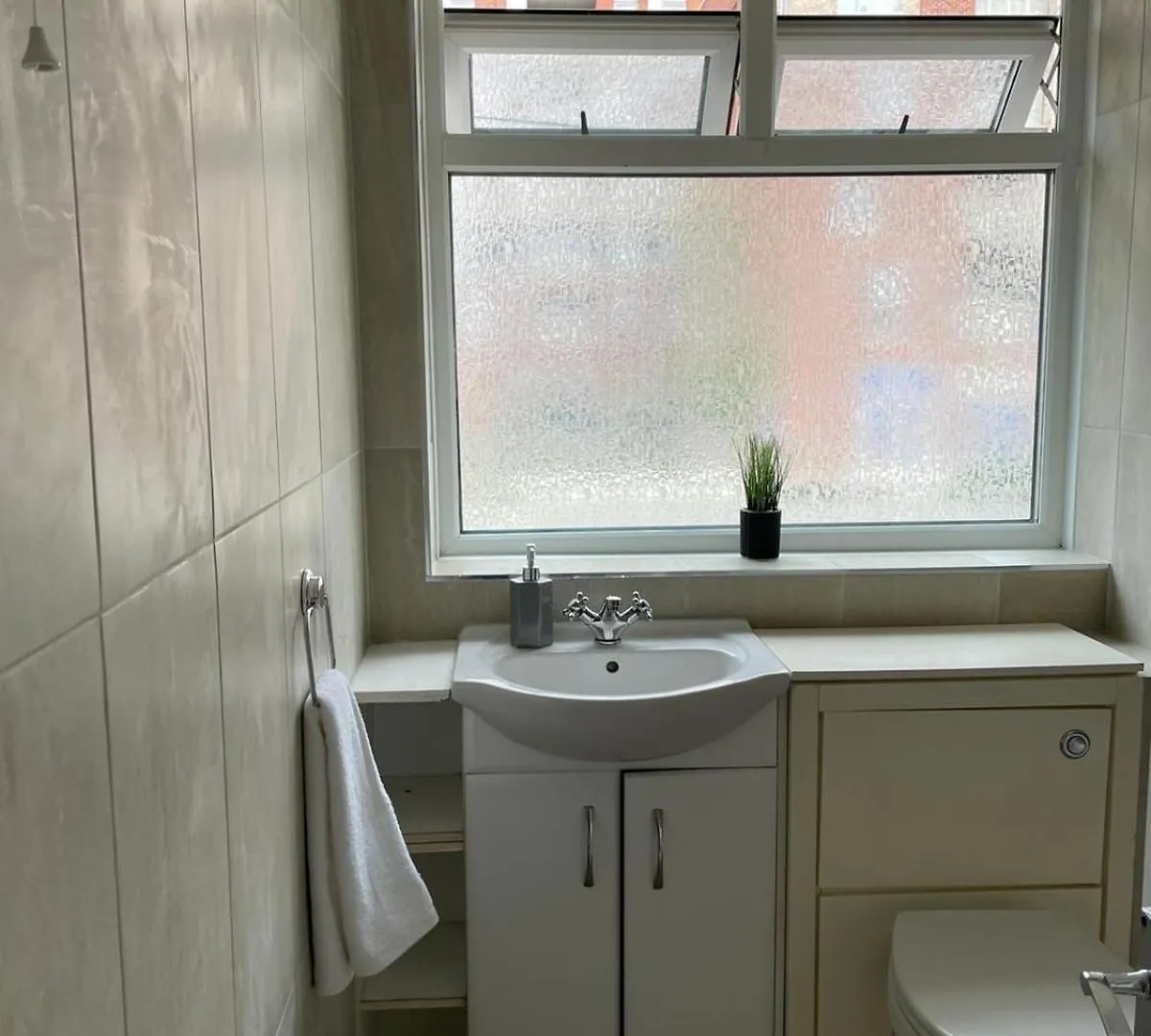 Lovely Spacious 3 Bedroom House With Sofa Bed, 30 Minutes From Central London United Kingdom