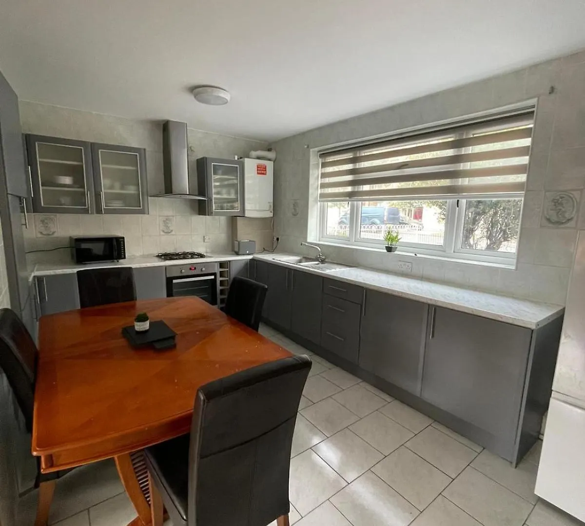 Lovely Spacious 3 Bedroom House With Sofa Bed, 30 Minutes From Central London Holiday home