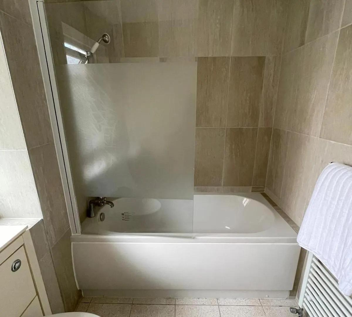 Lovely Spacious 3 Bedroom House With Sofa Bed, 30 Minutes From Central London 0*,  United Kingdom