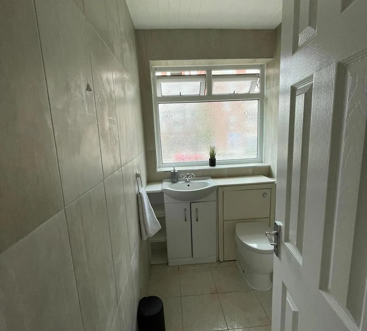Lovely Spacious 3 Bedroom House With Sofa Bed, 30 Minutes From Central London